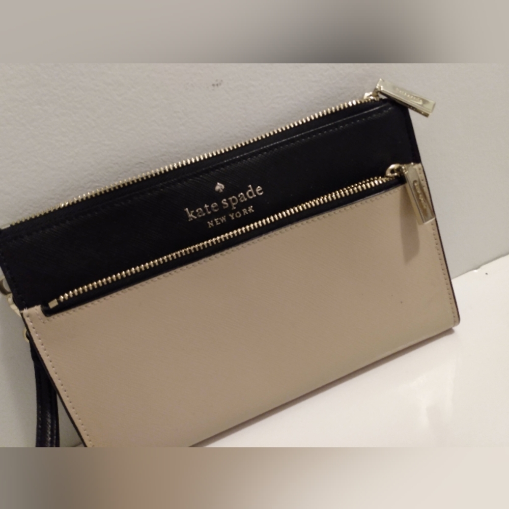 kate spade New York Two-Tone Black and Cream Wristlet
